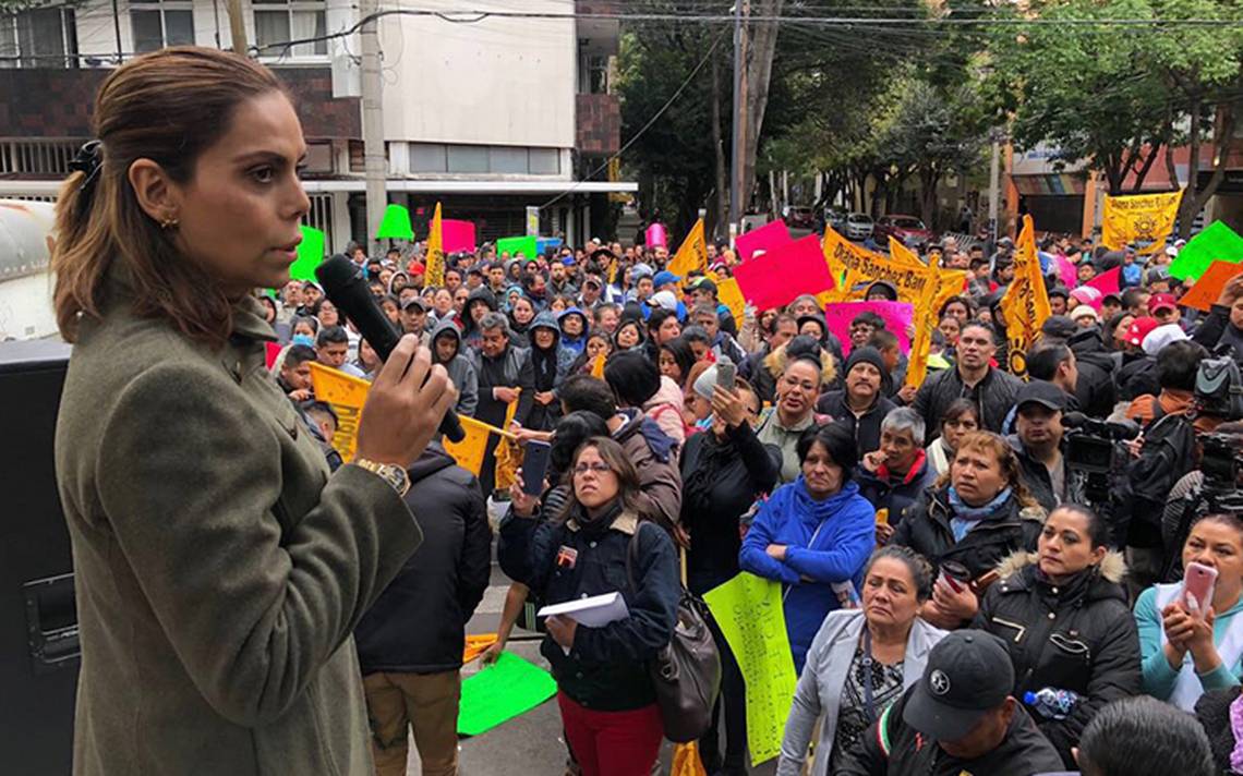 Diana Sánchez Barrios renuncia y quema banderas del PRD 
