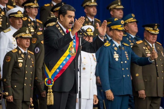 Maduro-es-evacuado-durante-un-acto-por-supuesto-atentado.-EFE